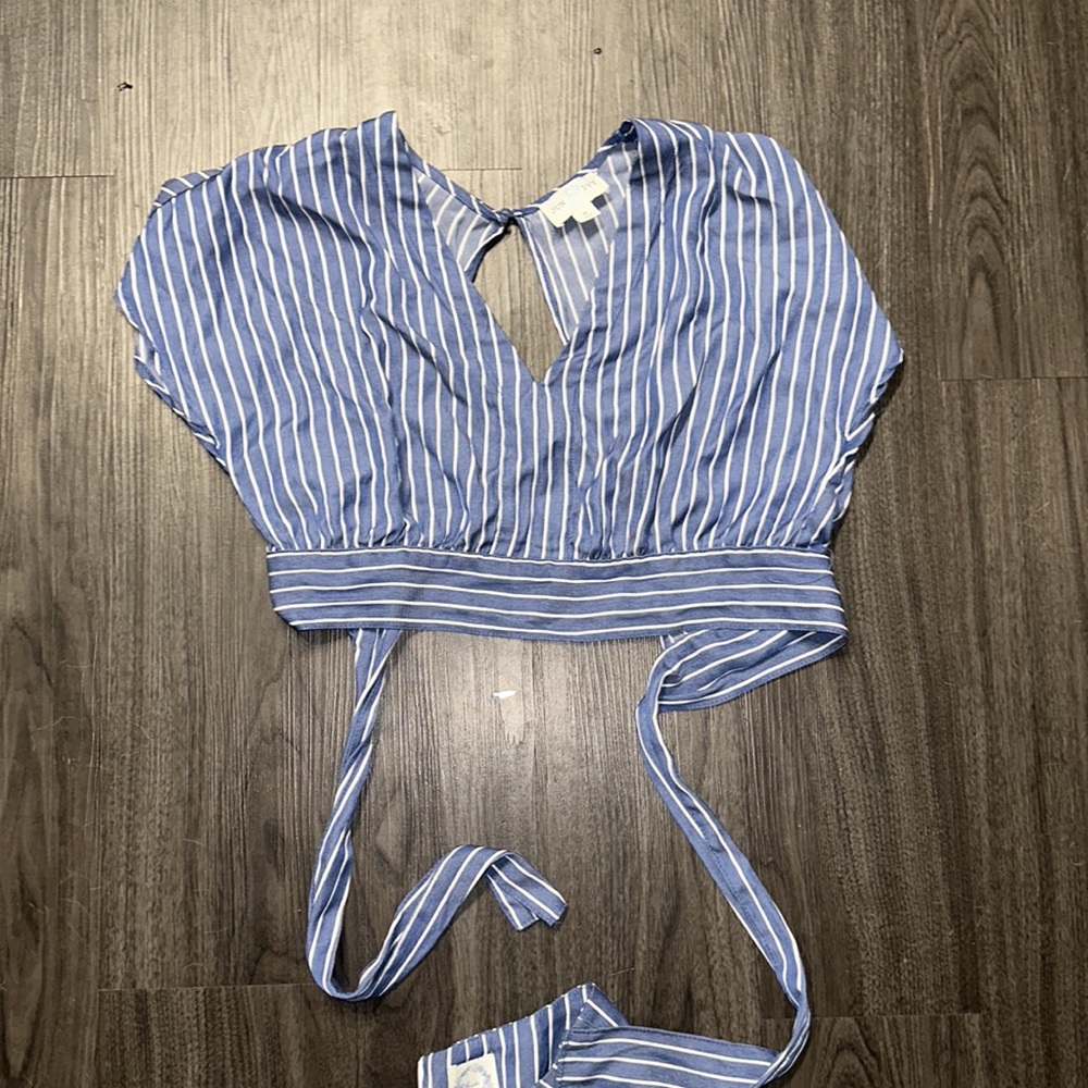 June & Ivy Blue Striped Cropped Cap Sleeve Blouse- Size Medium - Picture 4 of 5